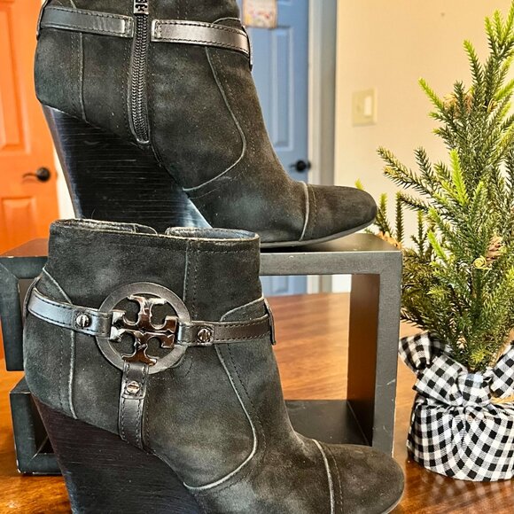 Tory Burch Aaden Black Suede Logo Wedge Heel Ankle Boot Bootie Size 8.5 - Picture 2 of 7